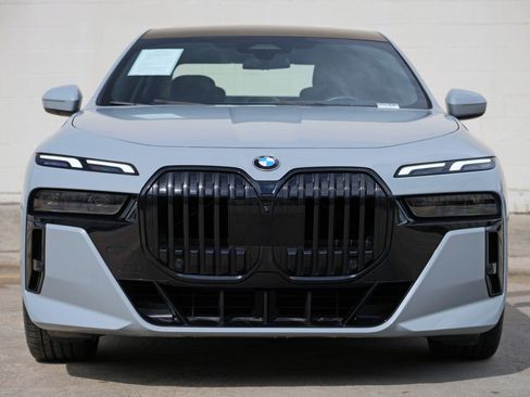 Used 2023 BMW 740i w/ Parking Assistance Package RWD image 7
