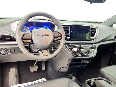 Used 2024 Chrysler Pacifica Touring-L w/ S Appearance Package AWD/4WD image 12