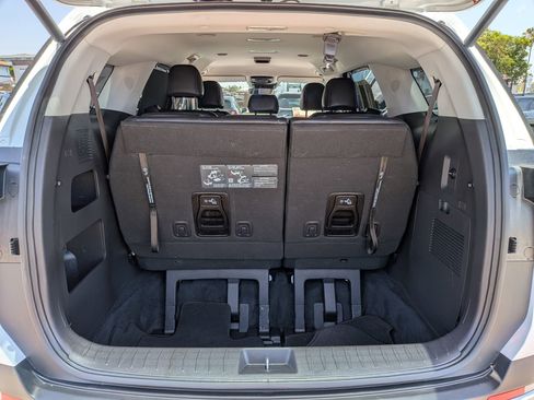 Used 2025 Kia Carnival EX FWD image 32