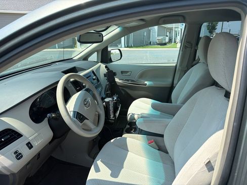 Used 2014 Toyota Sienna LE FWD image 9