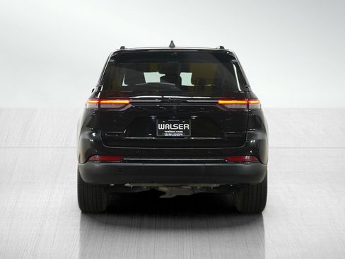Used 2023 Jeep Grand Cherokee Limited w/ Luxury Tech Group II AWD/4WD image 4