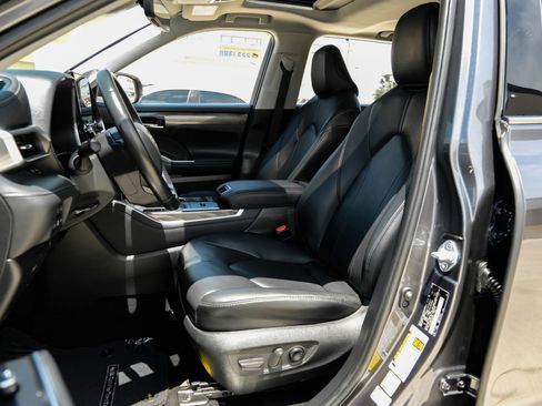 Used 2020 Toyota Highlander Limited FWD image 4