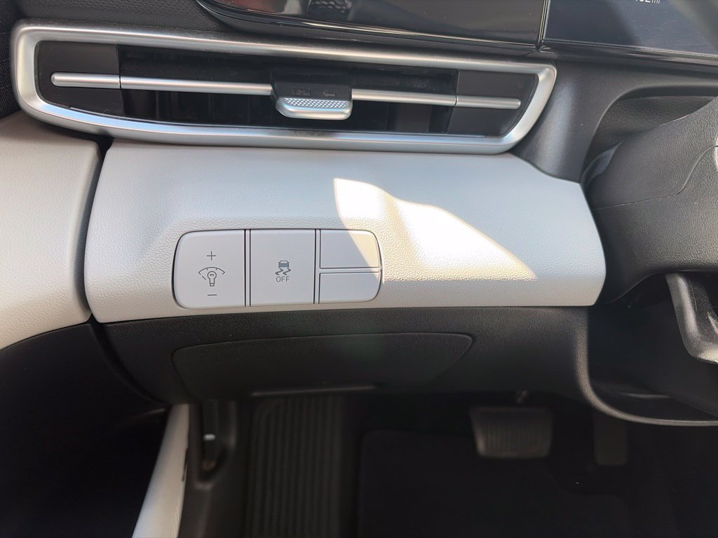 Certified 2025 Hyundai Elantra Limited FWD image 31