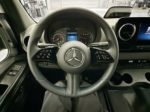 Used 2025 Mercedes-Benz Sprinter 2500 image 10