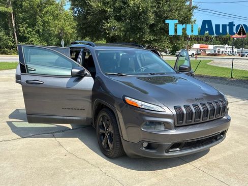 Used 2018 Jeep Cherokee Latitude w/ Altitude Package FWD image 9