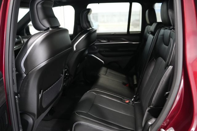 Used 2023 Jeep Grand Cherokee Overland w/ Adv Protech Group III AWD/4WD image 17