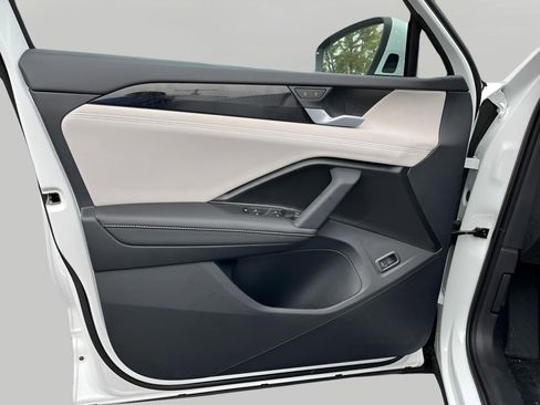 Used 2025 Volkswagen Tiguan SE image 28