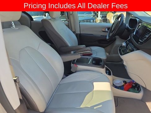 Used 2017 Chrysler Pacifica Touring-L Plus w/ Advanced Safetytec Group FWD image 6