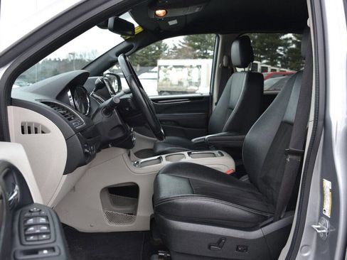 Used 2019 Dodge Grand Caravan SXT image 17