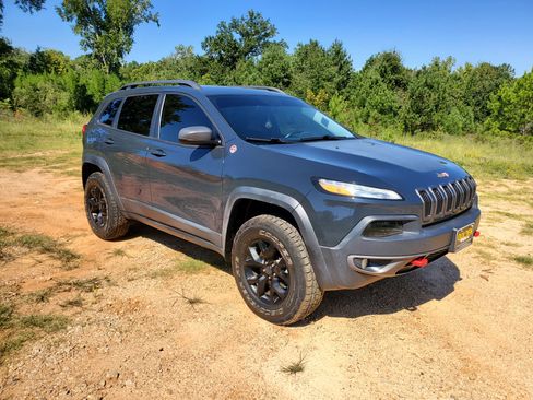 Used 2017 Jeep Cherokee Trailhawk w/ Comfort/Convenience Group image 39