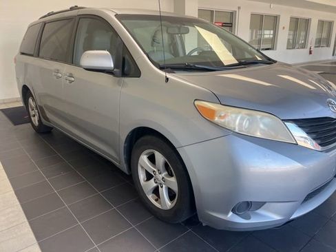 Used 2011 Toyota Sienna LE FWD image 4