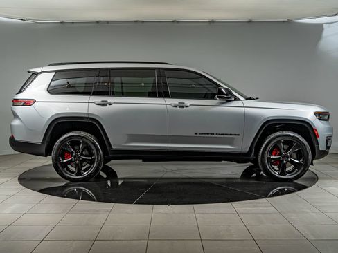 Used 2025 Jeep Grand Cherokee L Limited w/ Black Appearance Package AWD/4WD image 4