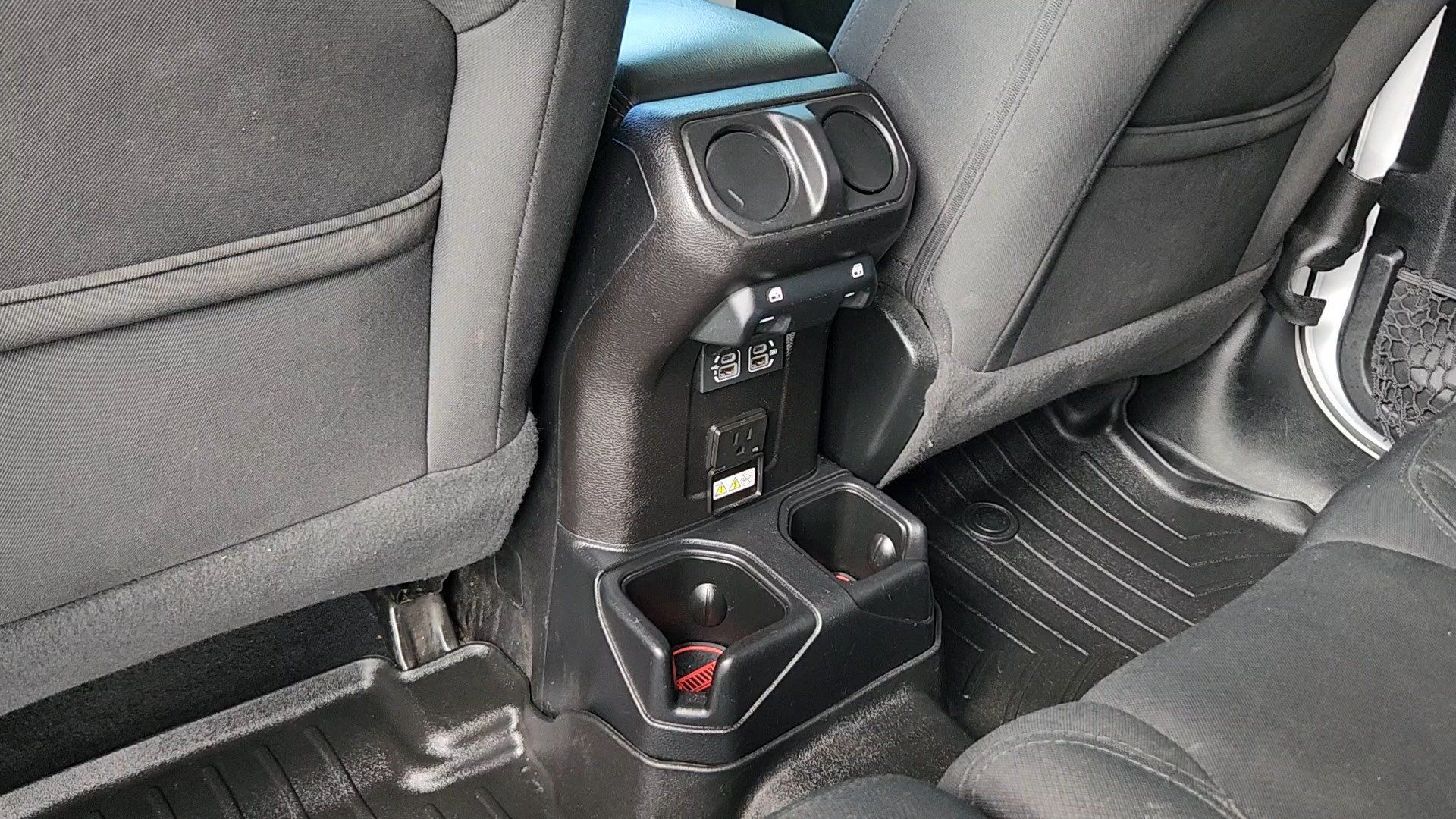Used 2020 Jeep Wrangler Unlimited Sahara AWD/4WD image 16