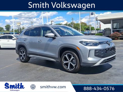 Certified 2025 Volkswagen Tiguan SE image 1