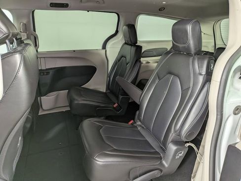 Used 2024 Chrysler Pacifica Touring-L FWD image 28
