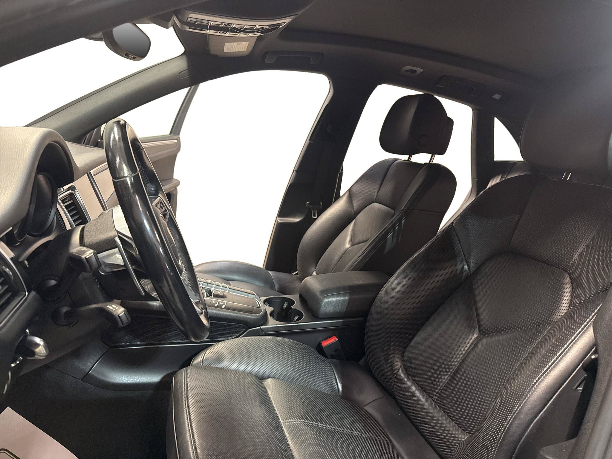 Used 2018 Porsche Macan AWD/4WD image 16