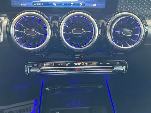 Used 2025 Mercedes-Benz GLB 250 4MATIC image 17