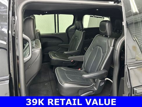 Used 2025 Chrysler Pacifica Limited image 25