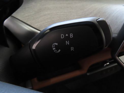 New 2025 Volkswagen ID. Buzz Pro S RWD image 17