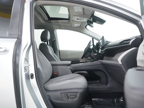 Used 2022 Toyota Sienna XLE image 11