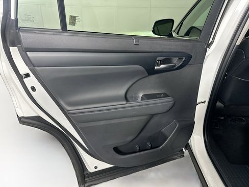 Used 2025 Toyota Highlander XLE image 26