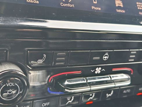 Used 2024 Jeep Grand Cherokee Limited w/ Black Appearance Package image 32