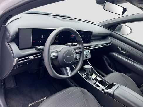 Used 2025 Hyundai Santa Cruz SE FWD image 9