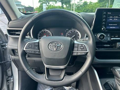 Used 2022 Toyota Highlander XLE AWD/4WD image 14
