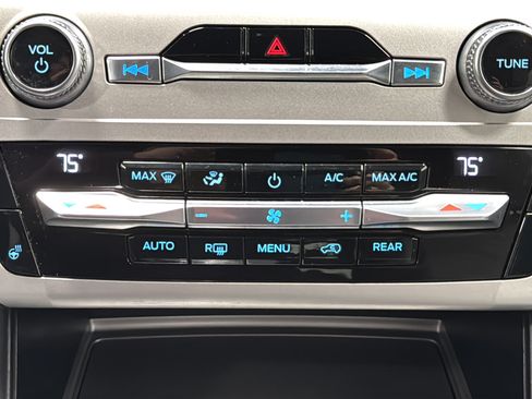 Used 2021 Ford Explorer XLT w/ Equipment Group 202A AWD/4WD image 18