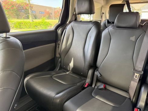 Used 2026 Kia Carnival FWD image 42
