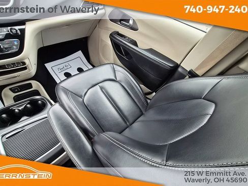Used 2023 Chrysler Pacifica Touring-L image 15
