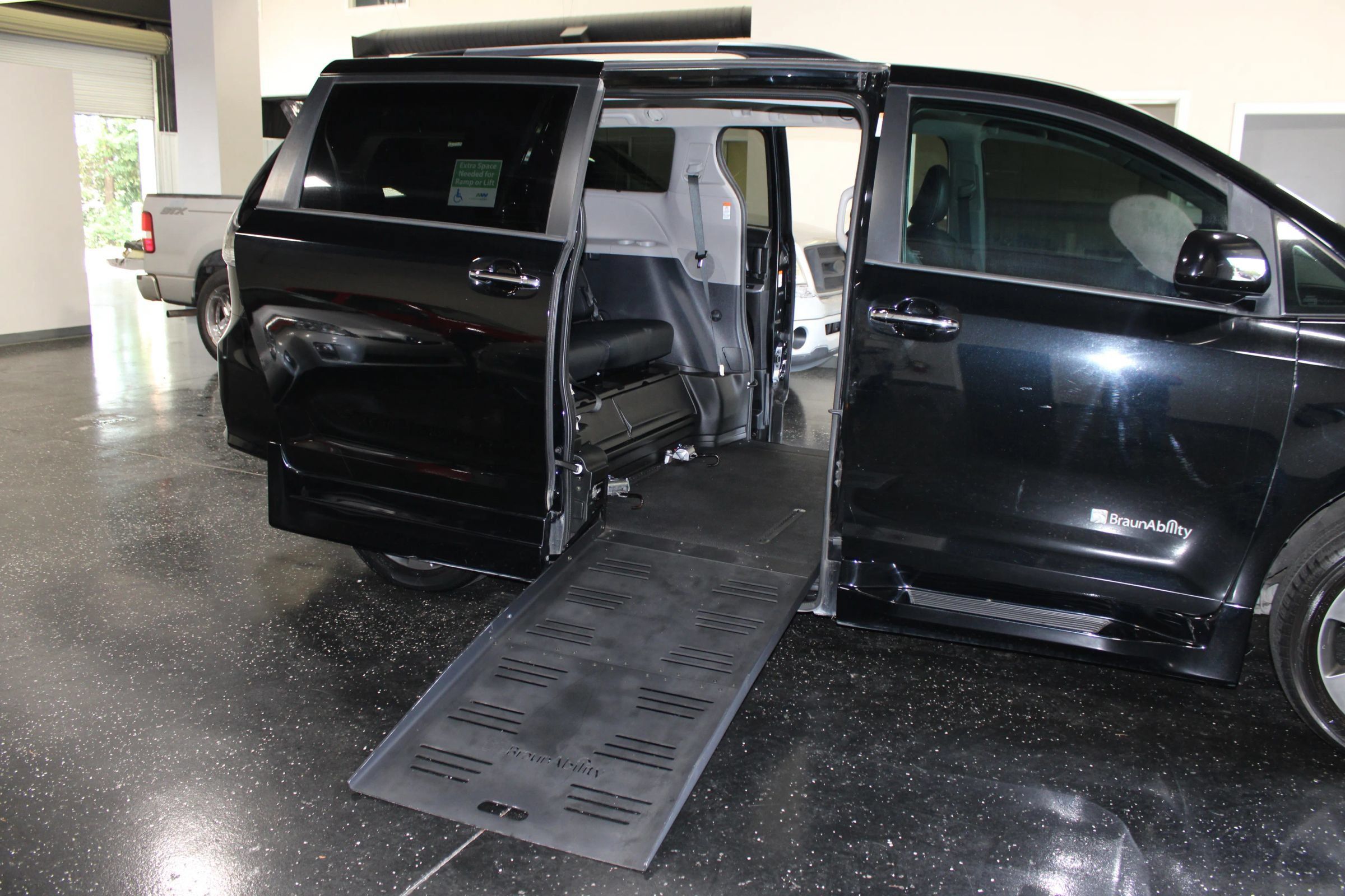 Used 2015 Toyota Sienna SE w/ SE Preferred Package FWD image 39