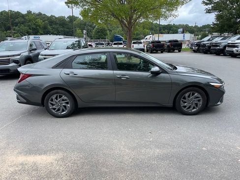 Used 2024 Hyundai Elantra SEL FWD image 8
