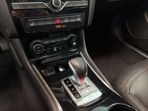 Used 2017 INFINITI QX30 Premium FWD image 16
