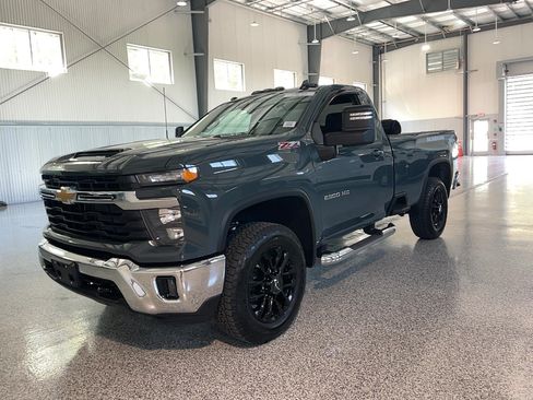 Used 2025 Chevrolet Silverado 2500 LT AWD/4WD image 4
