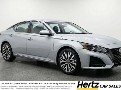 Used 2025 Nissan Altima 2.5 SV image 1