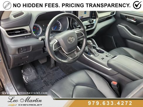 Used 2023 Toyota Highlander XLE FWD image 21