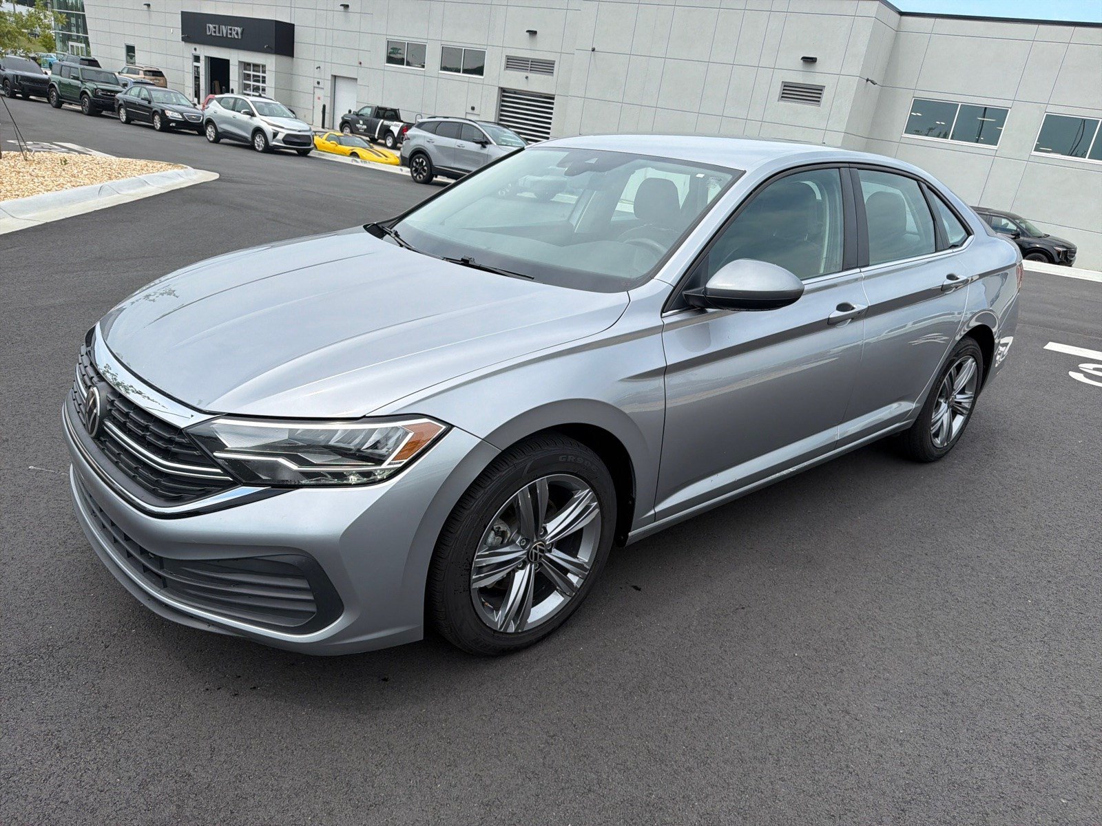Used 2024 Volkswagen Jetta SE FWD image 3