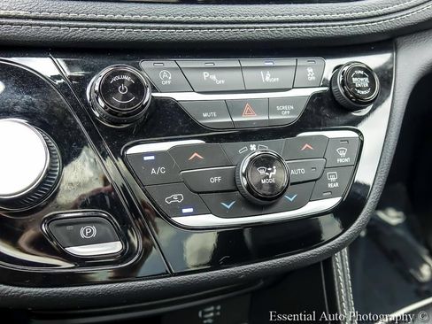 Used 2026 Chrysler Pacifica Limited FWD image 22
