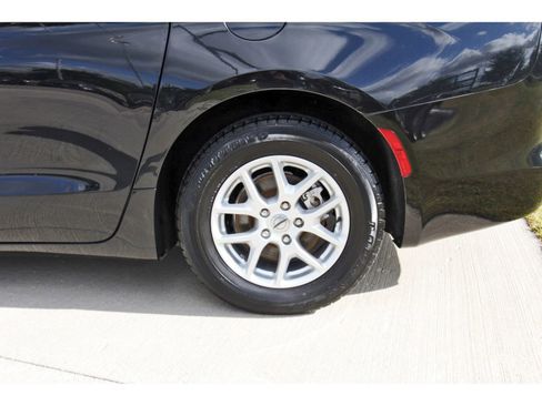 Used 2021 Chrysler Voyager Lxi image 32