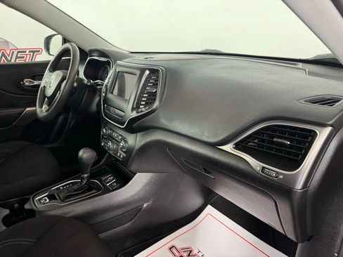 Used 2019 Jeep Cherokee Latitude w/ Popular Appearance Group FWD image 12