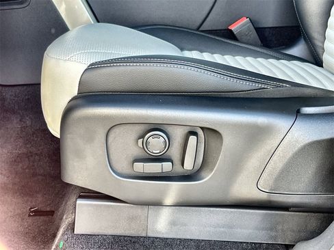 Certified 2025 Land Rover Discovery S image 21