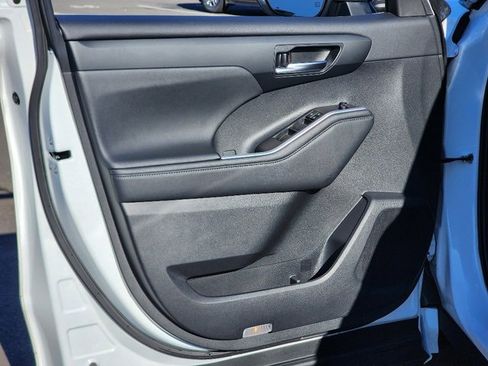 Used 2023 Toyota Highlander XLE image 19