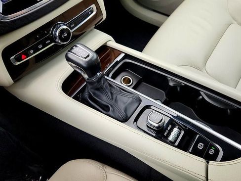 Used 2019 Volvo XC90 T5 Momentum w/ Protection Package Premier FWD image 17