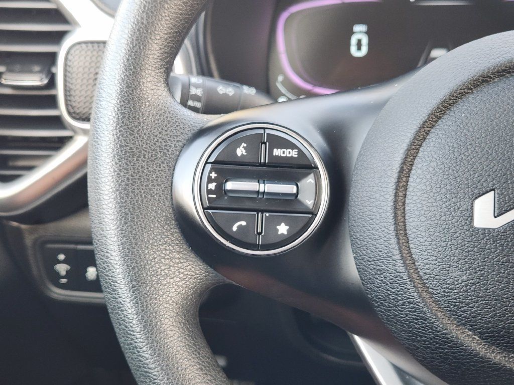 Used 2025 Kia Soul LX w/ LX Technology Package FWD image 27