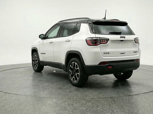 Used 2025 Jeep Compass Trailhawk image 6