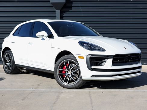 Certified 2022 Porsche Macan S image 9