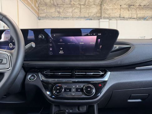 Used 2025 Buick Envista Sport Touring image 18