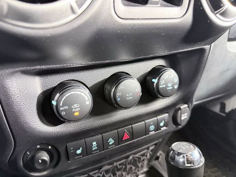 Used 2016 Jeep Wrangler Unlimited Rubicon image 19