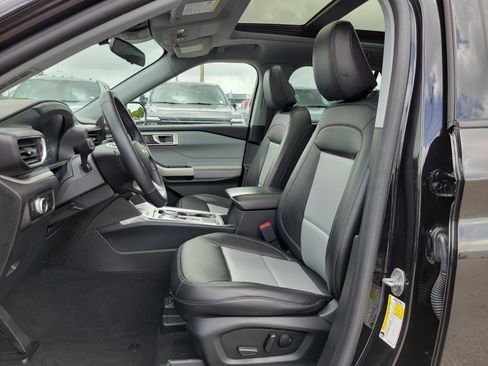 Used 2023 Ford Explorer XLT w/ Equipment Group 202A RWD image 11
